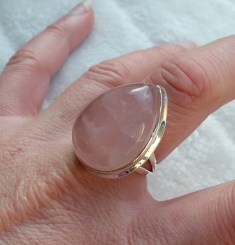Zilveren ring met grote cabochon druppelvorm Rozenkwarts 18.5 mm